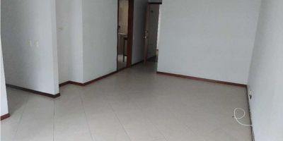 Te presento este excelente apartamento ubicado en una de las zonas más privilegiadas de la ciudad de Colombia. Con un área de terreno, construida y privada de 80 metros cuadrados cada una, este inmueble ofrece un espacio amplio y cómodo para ti y tu familia.

Con 3 habitaciones y 2 baños, este apartamento es perfecto para familias pequeñas que buscan un hogar acogedor y funcional. Además, cuenta con 1 garaje para tu comodidad y seguridad.

Uno de los aspectos más destacados de este apartamento es que admite mascotas, por lo que no tendrás que preocuparte por dejar a tu fiel compañero fuera de tu nuevo hogar.

En su interior, encontrarás armarios empotrados en todas las habitaciones, lo que te brindará un valioso espacio de almacenamiento. Además, cuenta con un balcón desde donde podrás disfrutar de una hermosa vista de la ciudad.

El apartamento cuenta con baños auxiliares y un baño en la habitación principal, equipados con todo lo necesario para tu comodidad. También cuenta con calentador, clósets y una cocina completamente equipada, perfecta para los amantes de la gastronomía.

Otro aspecto que no puedes dejar pasar es su doble ventana, que brinda una excelente iluminación y ventilación natural, manteniendo una temperatura agradable en todo momento.

Esta propiedad cuenta con acceso para personas con discapacidad y se encuentra en una zona bien pavimentada. Además, en su área social podrás disfrutar de diversas actividades y cuenta con ascensor para tu comodidad.

Su ubicación es inmejorable, rodeado de centros médicos, comerciales y educativos, como colegios y universidades. Además, cuenta con vigilancia y garita de entrada para garantizar tu seguridad y la de tu familia.

Si te gusta disfrutar de la naturaleza, este apartamento también es ideal para ti, ya que cuenta con parques cercanos y zonas verdes a tu disposición. Además, su cercanía al transporte público te permitirá moverte fácilmente por la ciudad.

No dejes pasar la o