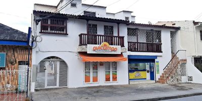 ¡Esta es la casa comercial de 900M2 es una gran oportunidad para invertir esta ubicada en el barrio del Pie de la popa, en un lugar donde cualquier tipo de actividad puede tener una gran acogida, sin dejar de lado que esta a pocos minutos del Centro Histórico de Cartagena. ¡No pierdas la oportunidad de vivir en esta hermosa casa!
