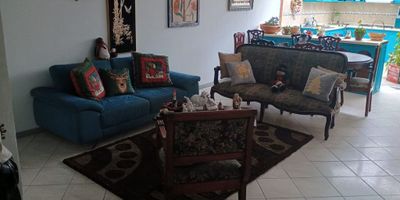 Hermosa casa independiente, consta de sala comedor independiente, estudio, cocina integral, zona de lavandería,  4 habitaciones, la habitación principal con baño y walkin closet, 4 baños, garaje cubierto para 2 vehículos, ubicada en zona centro, sector residencial.