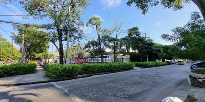 Espectacular lote para desarrollo en vía principal en El Prado (Barranquilla). El lote tiene una ubicación privilegiada muy cerca al Country Club y al Hotel El Prado. Ideal para un constructor o para una marca que esté expansión por su ubicación. No dudes en contactarnos y te compartimos toda la información detallada de este gran predio.