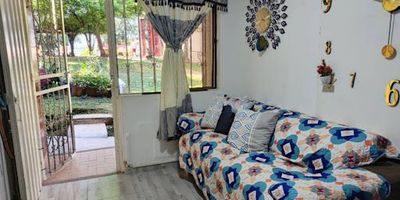 ¡Gran oportunidad en Cuba, Pereira! Apartamento en primer piso ubicado en vivienda de propiedad horizontal, en calle vehicular y con fácil acceso. Este acogedor apartamento cuenta con Tres habitaciones amplias y bien iluminadas. Un baño funcional y en excelente estado. Cocina semi-integral, que se combina con la sala comedor Patio cubierto, perfecto para zona de ropas o disfrutar como espacio adicional. Bahías de parqueo disponibles en el sector. Zonas verdes frente a la casa  Agente inmobiliario YAMILETH LONDOÑO