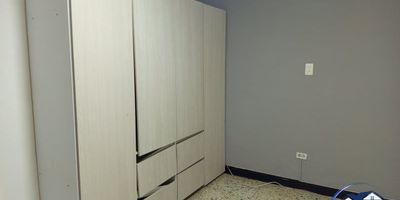 Arriende esta cómoda casa de 160 m² en el tradicional barrio La Magnolia, Envigado, Antioquia. Ubicada en un solo piso, ofrece 3 habitaciones y 2 baños, ideal para quienes buscan amplitud y confort. Disfrute de buenos espacios y la tranquilidad que brinda la vigilancia. Su excelente ubicación garantiza fácil acceso a transporte público. Con un canon de $3,500,000, esta casa es una gran opción para su hogar. Contacte para más información por WhatsApp, solicitar contacto o ver teléfonos.