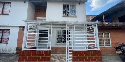 Descubre esta increíble propiedad que no solo es un hogar, ¡es una oportunidad!

Esta casa en pasaje, cuenta con dos apartamentos independientes, con entradas independientes y una amplia terraza iluminada, perfectos para renta, vivienda de familiares, o incluso para usar uno como oficina o espacio personal. A tan solo una cuadra de la avenida principal, donde tendrás acceso rápido y fácil a una zona comercial completa, para que disfrutes de restaurantes, panaderías y almacenes de cadena, lo que aumenta su atractivo tanto para vivir como para alquilar. Ya sea que busques tu nuevo hogar o una inversión segura, esta propiedad te brinda la flexibilidad que necesitas. ¡No dejes pasar esta oportunidad!!! Código 8411653.
