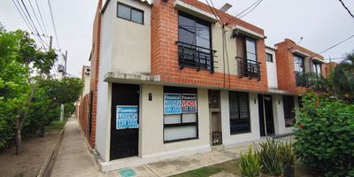 Casa en conjunto de dos niveles cuenta con un Área de 67 metros cuadrados cuenta con su alcoba principal con baño interno terminado, 2 habitaciones auxiliares y un baño. Hall de alcobas, sala comedor , cocina y lavadero. Con acabados de calidad. El conjunto ofrece piscina, zonas infantiles salón social, amplias zonas verdes, parqueadero comunal, portería tipo lobby. Es cercano avenida circunvalar, supermercado Ara, Megatienda, Makro, cc gran Plaza del Sol y la calle 30.