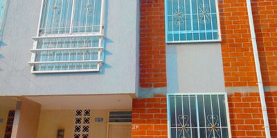 Se alquila amplia casa de tres niveles en jardín del edén, cerca a bonanza en Jamundí. La casa consta de sala comedor, cocina integral, zona de oficios y baño social en el primer nivel. El segundo nivel tiene estudio, baño y alcoba sin closet. El tercer nivel tiene una habitación pequeña, baño auxiliar y habitación grande. La casa posee espacio de parqueadero.  Para más información comuníquese al PBX (602) 5532727 o al 315 5019033