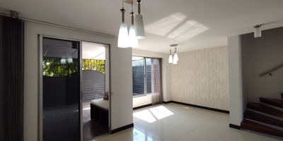 Casa en Arriendo en unidad cerrada en Pinares cerca a supermercados de cadena, centros comerciales, rutas de transporte publico y servicios complementarios. Cuenta con tres amplios niveles, iluminación y ventilación natural, amplios espacios, acabados modernos, salacomedor, pisos en porcelanato y madera, estudio, tres habitaciones, tres baños, mas habitacion de servicio con baño, cocina integral meson en quarztone, estufa y calentador a gas, zona de ropas. La casa ademas cuenta con terreza. La unidad cuenta con piscina, salón comunal, parques infantiles, zonas verdes y dos parqueaderos cubiertos. Vigilancia y portería las 24 Horas. Inmuebles sujetos a verificación de disponibilidad.