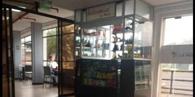 ? ¡Arriendo Local en La Enea, Manizales!

? Ubicación Estratégica: Local comercial en el Aeropuerto La Nubia, una zona de alto tráfico y excelente rentabilidad. Perfecto para emprendedores que buscan aprovechar la afluencia constante de personas.

? Espacio Funcional: Con un área privada de 10 m², este local es ideal para un negocio práctico y eficiente.

? Características Adicionales:


 Ubicado en el primer piso.
 Servicios básicos como electricidad.
 Espacios comunes con área social.
 Vigilancia para mayor seguridad.


? ¡Haz crecer tu negocio en un punto privilegiado de la ciudad! Contáctanos para más información.



 
