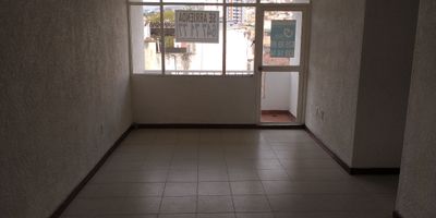 Apartamento en venta en Floridablanca, Santander. En el barrio Castellana, este inmueble de 69 m² cuenta con 3 habitaciones con clóset y 1 baño. Disfrute de una cómoda sala comedor y cocina integral. Incluye un parqueadero comunal y acceso a zonas verdes, ofreciendo un ambiente tranquilo en Floridablanca. Una excelente opción de vivienda por $230.000.000. Para más detalles o para agendar una visita, puede contactarnos por WhatsApp, solicitar que le contacten o ver los números de teléfono.