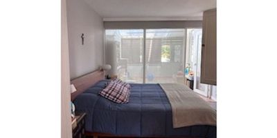 Área lote 337 metros, area construida 457 metros incluyendo apto de 110 metros, vendo casa de conservación de dos niveles en el nogal; primer piso: sala con chimenea, otra sala o estar de TV, comedor con acceso a pequeño jardín, baño social, cocina cerrada amplia, zona de ropas amplia, cuarto y baño de servicio; segundo piso: tres alcobas o dos alcobas y estudio, dos baños completos, tres parqueaderos, apartamento duplex junto a la casa con tres espacios amplios y dos baños,  beneficios estrato 1: $52.000 luz, $150.000 agua, no tiene gas. ubicada en conjunto APTS - C - DOS
