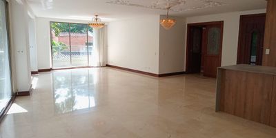 Apartamento en arriendo y venta en unidad cerrada cerca a supermercados, centros comerciales, restaurantes, rutas de transporte publico y servicios complementarios. Piso en marmol y madera, puerta de seguridad, sala comedor, estudio, 4 alcobas con baño en cada una, tina, cocina integral abierta tipo americano, alcoba y baño de servicio, balcon y parqueaderos paralelos cubiertos . Cuenta con ascensor privado. Conjunto cerrado con piscina, salon social, turco, parques infantiles, zonas verdes, vigilancia 24 hrs, y circuito cerrado de tv. Inmuebles sujetos a verificación de disponibilidad.
