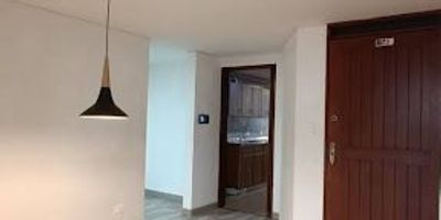 Hermoso y grande apartamento en venta, zona centro de la ciudad, cerca a centros comerciales, colegios, restaurantes, vías principales con facil acceso  a transporte público . Cuenta con 4 habitaciones con closet, 3 baños, sala, hall de habitaciones,comedor, cocina integral, zona de ropas, calentador a gas. !contactanos!