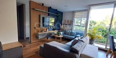 472-6485 Conaltura inmobiliaria ofrece apartamento para arriendo en Bello, sector Machado, 80 m2, cuenta con 3 alcobas, 2 closet, 1 vestier, estudio, 2 baños cabinados, sala comedor, balcón, cocina integral, horno eléctrico, estufa gas, calentador a gas, zona de ropas, iluminación led, parqueadero cubierto sencillo. Unidad cerrada con portería de vigilancia 24 horas, ascensores, gimnasio, juegos infantiles, salón social, shut de basura, piscina para niños y adultos, turco. Cerca de la autopista smart fit excelente rutas de buses, cerca del antiguo peaje.