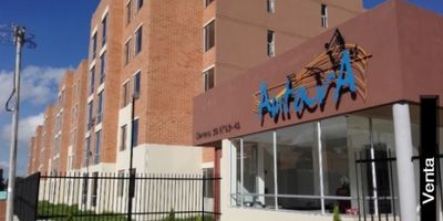 
Vendo apartamento ubicado en el conjunto Antara 1 piso 3 .con importantes vías de acceso como: Autopista norte, Variante Chía - Cajicá, Variante Zipaquirá - Ubaté, Vía Tocancipá - Briceño, Calle 4a, Av. La Toscana y Av. Industrial.

El apartamento consta de:


 Alcoba principal con baño privado y Vestier 
 2 alcobas auxiliares con closet 
 Estudio con mueble flotante 
 Sala comedor con mueble . 
 Baño auxiliar full acabados. 
 Cocina integral con excelentes acabados , campana extractora , horno , estufa empotrada.  
 Patio de ropas con mueble inferior 


El conjunto residencial cuenta con Portería tipo lobby, Vigilancia, Salón social, cancha múltiple, senderos peatonales y parques infantiles.

