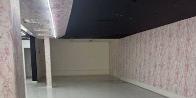 Local comercial para arriendo, con ubicación privilegiada, a pocos pasos del parque de Itagüí. Con un área de 190 m, este local ofrece un espacio ideal para cualquier tipo de negocio. Cuenta con baño, pisos en baldosa, y excelentes acabados que le brindan un ambiente moderno y profesional. Además, dispone de persianas para mayor comodidad. Para más información o atención personalizada, comuníquese con nuestras líneas de atención al cliente. ¡No pierda esta oportunidad!, , 