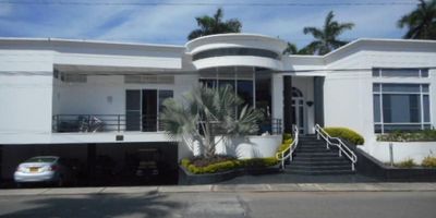 Hermosa y confortable casa campestre de una planta, construida en 2 lotes, Antejardín, recibidor, sala, comedor, dos terrazas, cuarto de juegos, baño social, hall de alcobas con closet y zapatero, estar, cinco alcobas cada una con closet y baño privado, cocina, comedor auxiliar, área de ropas, cuarto y baño del servicio, bar. 
Zona húmeda con piscina, jacuzzi, kiosko y áreas de circulación.   
Sótano: Área abierta de garajes, área de depósito, un baño, altura libre interna de la casa 3,10 M2.