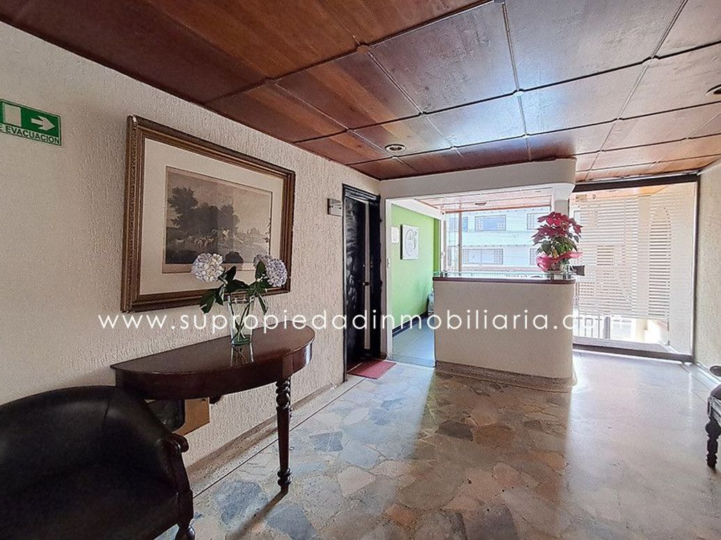 Casa de 10 alcobas en venta en Santa Barbara Central, Bogotá, 1198 m² · foto 2 de 20