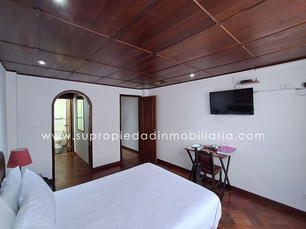 Casa de 10 alcobas en venta en Santa Barbara Central, Bogotá, 1198 m² · foto 3 de 20