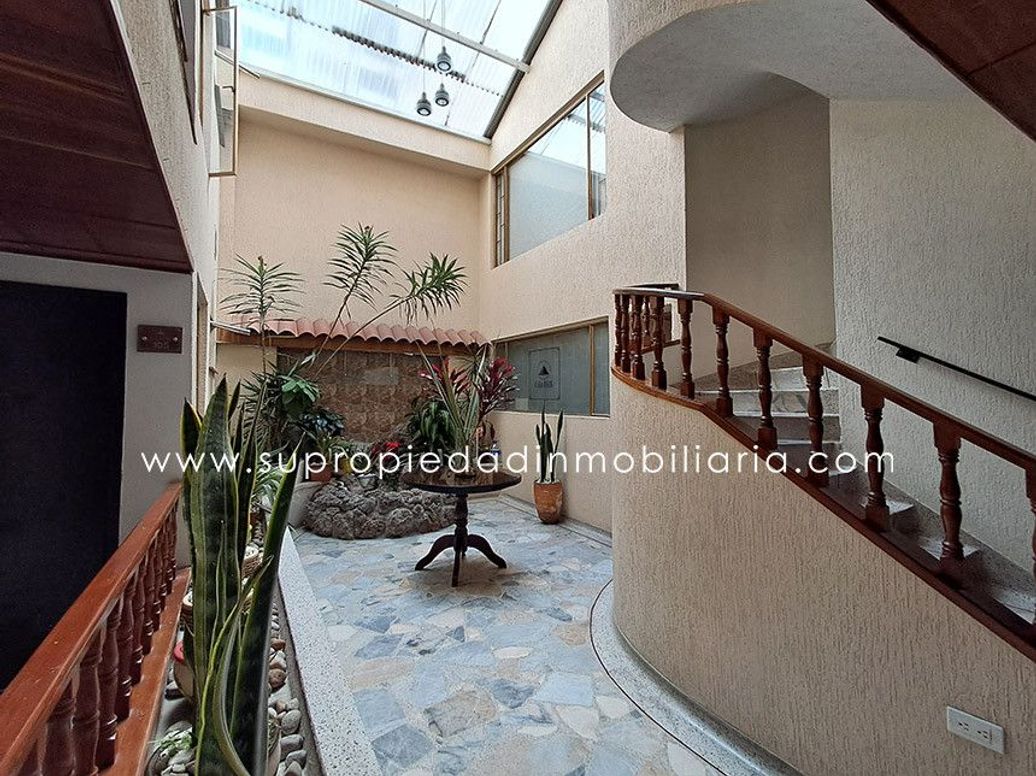 Casa de 10 alcobas en venta en Santa Barbara Central, Bogotá, 1198 m² · foto 14 de 20
