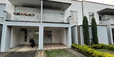 SE ARRIENDA Espectacular casa en CINCO SOLES Vía Jamundí

 Ubicada en el Condominio Sol del Campo. Esta casa cuenta con

 140 metros de área
 4 habitaciones
 3 baños

 Adicionalmente, cuenta con 2 pisos. Hay una habitación en el primer piso, y las otras tres están ubicadas en el segundo piso. Tiene Cocina Integral Americana, Zona de oficios independiente, Terraza, Balcón, Estudio, y la unidad cuenta con piscina, cancha de fútbol, y salón para reuniones.

Canon $2.300.000 incluida la administración

Contáctanos ahora para más información y agendar una visita 
