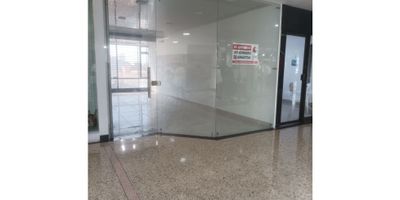 ¿Buscas un local comercial en una ubicación privilegiada en Bucaramanga, Santander? ¡Tenemos lo que necesitas! Este local para alquiler cuenta con una excelente ubicación en una de las zonas más transitadas de la ciudad, ideal para emprendedores y empresarios que buscan aumentar su presencia en el mercado.

Con un área construida de 30 M2, este local ofrece gran versatilidad para adaptarlo a tus necesidades comerciales. Cuenta con una adecuada distribución del espacio, con una excelente iluminación natural y sistema de electricidad totalmente funcional, lo que te brindará un ambiente cómodo y agradable para tus clientes y empleados.

La ubicación privilegiada de este local también ofrece la ventaja de tener transporte público cercano, facilitando el acceso para tus clientes y empleados. Podrán desplazarse fácilmente, tanto en transporte particular como público, lo que brinda una excelente ventaja competitiva para tu negocio.

En resumen, este local para alquiler ofrece una excelente oportunidad para emprendedores y empresarios que buscan aumentar su presencia en el mercado y ofrecer una experiencia única a sus clientes. ¡No pierdas esta oportunidad de tener un negocio exitoso en una ubicación estratégica en Bucaramanga, Santander!
