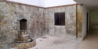 Se arrienda casa comercial en San German, situado en un excelente sector, cuenta con 5 habitaciones, 2 baños, sala comedor, patio amplio, cercano a la sede de la universidad de Antioquia y al diamante, con excelentes rutas de transporte.