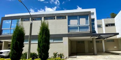 Hermosa casa en renta, cuenta con excelente ubicacion y todas las comodidas que buscas. 

Cuenta con: 3 habitaciones, 4 baños, cocina, sala, comedor, chimenea, patio, zona de ropas y parqueadero doble 

Contactanos y agenda tu visita hoy mismo!
