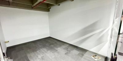 Local comercial en arriendo en Caldas, Antioquia, ubicado estratégicamente en el Barrio CALDAS. Este funcional local de 25 m² está disponible en el primer piso, perfecto para establecer su negocio. Cuenta con vigilancia, brindando un entorno seguro. El canon mensual es de $700,000. Una atractiva oportunidad en Caldas para emprender o expandirse. Interesado en este local en arriendo en Caldas? Para más detalles o coordinar una visita, puede contactarnos por WhatsApp, quiero que me contacten o ver teléfonos.