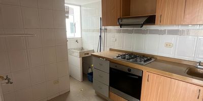 Apartamento en venta de 69 M2, sector Villa Campestre, corredor universitario. Piso 5, costa de sala comedor, cocina integral independiente, 3 alcobas con closet, baño en la alcoba principal, baño auxiliar, balcón, parqueadero asignado. El edificio no cuenta con ascensor, portería 24 horas, piscina, salón social.

Valor $240.000.000 
Administración $288.000 