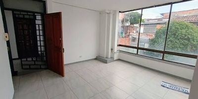 Apartamento en arriendo en Pereira, ubicado en el céntrico barrio Primero de Febrero, Risaralda. Este inmueble de 80 m² cuenta con 3 habitaciones y 3 baños, ofreciendo un espacio funcional y bien distribuido. Su estratégica ubicación permite fácil acceso a supermercados, centros comerciales y diversas opciones de transporte público, ideal para quienes buscan comodidad y conectividad en la ciudad. El canon de arriendo es de $1.610.000. Contáctenos para más detalles o visite el inmueble, puede usar las opciones de whatsapp, quiero que me contacten o ver teléfonos.