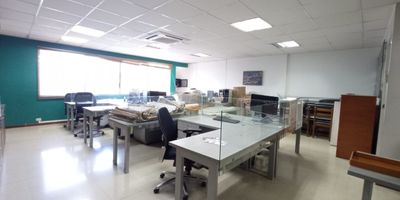 Oficina con amplios espacios,  ubicación estratégica, cerca a la estación del Metro Aguacatala, ideal para cualquier tipo de empresa.