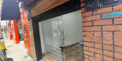 Local comercial disponible para arriendo en El Salvador, acondicionado con 1 baño, cocineta, puerta vidriera y puerta persiana, rodeado de comercio y vivienda, ideal para negocios de comidas, venta de ropa, zapatería y mucho más! cercanía a buenas rutas de transporte y de acceso, anímate a conocer este y más espacios al contacto 301-598-9091