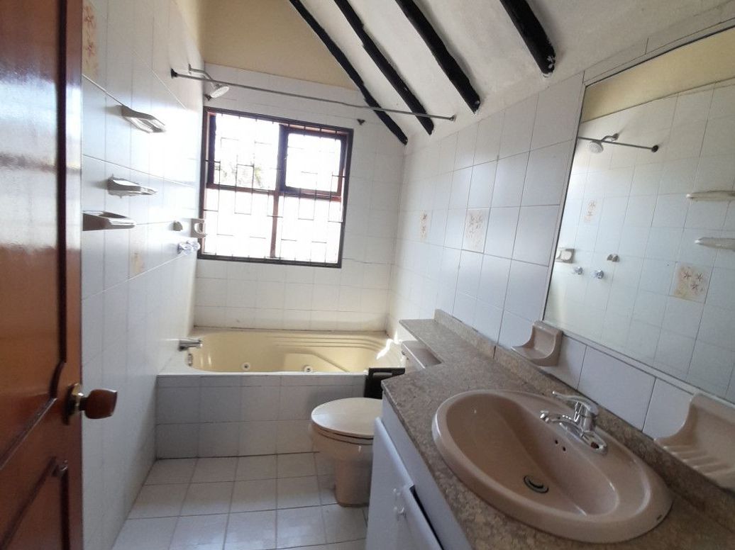 Casa de 4 alcobas en venta en Santa Ana Occidental, Bogotá, 191 m² · foto 13 de 20