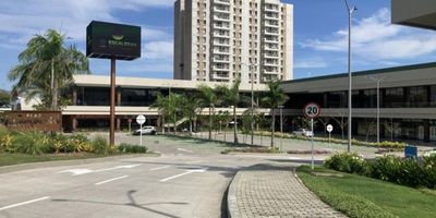 Local comercial ubicado en un centro comercial en el norte de la ciudad. Local cuenta con vista interna, se encuentra estratégicamente en zonas comerciales, residencial y turística. cercano vías principales que cuenta con transporte público cercano y alto flujo vehicular y peatonal.