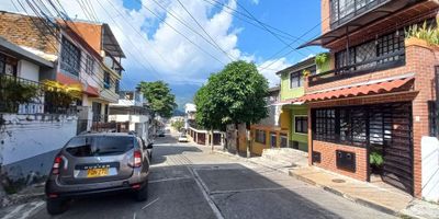 Calle 43# 7A-14 villa marlen 2 ,casa vta, 1piso, apartastudio independiente  habitacion con closet, 1baño, sala comedor, cocina integral  patio de ropas, no se tomo foto tiene cosas.            2piso, sala comedor, 1baño, cocina semintegral.                 3piso, 3habitaciones con closet la principal con baño y balcón.                                     4piso, patio de ropas.