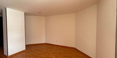 ¡Tu nuevo hogar te espera! Se arrienda acogedor aparta estudio de 49.15 m², con una distribución práctica que optimiza cada espacio; ofrece una agradable y tranquila vista interior llena de luz natural. El inmueble cuenta con parqueadero cubierto en servidumbre y un pequeño deposito, brindando la comodidad y el espacio adicional que buscas para tu día a día.
Ubicado en el norte de la ciudad, disfrutarás de una zona privilegiada con acceso rápido a transporte público, centros comerciales, supermercados y diferentes servicios, lo que hace de este apartamento una combinación ideal entre ubicación, confort y precio.
¡No dejes pasar esta oportunidad! Contáctanos para más información o para agendar una visita.