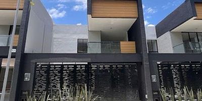 Espectacular casa para disfrutar de privacidad, aire libre y comodidad con piscina privada, zona de mayor valorización rodeada de naturaleza y tranquilidad, seguridad las 24 horas, la casa consta de 3 habitaciones, 4 baños, estudio, sala comedor, patio, zona de lavandería , 2 Parqueaderos cubiertos. Contáctanos para más información o para programar una visita.