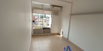 Se arrienda local comercial de 40m2 totalmente renovado y listo para iniciar tu negocio. Ubicado en la calle principal de Belén Rosales, este espacio tiene todo para triunfar: gran vitrina, piso en vitrificado, baño completo, amplio closet para almacenaje y hasta una acogedora terraza. Además de su ubicación estratégica, cuenta con colegios, transporte público y todos los servicios a solo minutos. ¿Qué más puedes pedir para impulsar tu emprendimiento?