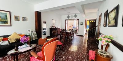 Venta casa en el centrico barrio El Templete, smuy bien conservada, excelente ubicacion entre la Roosevelt y la novena, rodeado de sitios deportivos, colegios, cerca al barrio Alameda, vias de acceso, rutas de transporte, Parque, iglesia, restaurantes y varios servicios. La casa esta distribuida en un amplio antejardin,amplia sala comedor, patio ornamental,baño social, garaje interior, patio de ropas grande, cuarto con baño. Segundo piso: tres habitaciones y un baño completo. Libre de gravamenes. Se escuchan ofertas. 
