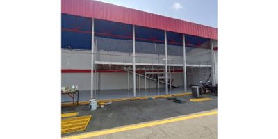 VENTA   espectacular local adecuado para SERVITECA en el barrio Obrero, zona comercial y de mucho flujo vehicular,  tiene 20 de ancho por 31 de fondo mas un mezanine que tiene 13 x 6.. Cárcamo para 2 vehículos,3 baterías de baños, orinal y lavamanos, Rampla para lavar, compresor, motobomba, lavadero(agua de aljibe), 2 torres elevadoras para 4 toneladas, mesanine para almacenamiento. Maquinas para balanceo, También ofrece un local independiente con baño, oficina o apartamentos en el segundo piso con dos baños completos Ref.
