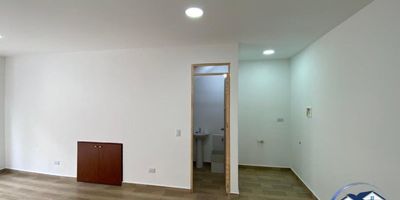 Disponible para arriendo un funcional local en Envigado, Antioquia, ideal para su negocio. Este espacio de 25 m² se encuentra en un práctico primer piso y dispone de 1 baño. Ofrece vigilancia, brindando mayor seguridad. Estratégicamente ubicado en el barrio A.S.D., cerca de la reconocida Plaza de Envigado y la zona de Los Depósitos. El canon mensual es de $2.300.000. Si desea conocerlo o tiene preguntas, puede contactarnos por WhatsApp o revisar nuestros teléfonos disponibles.