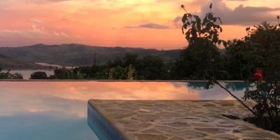 Área lote 2340 m2, con cerramiento en malla eslabonada, área construida aproximada 450m2.Primer nivel: Cocina con barra de servicio, baño social con ducha, sala comedor, amplios corredores, zona comedor auxiliar.Segundo nivel: Cuarto principal con baño, 3 alcobas con baño.Tercer nivel: Altillo de aproximadamente 60m2.Piscina con cascada de retorno, jacuzzi, turco, kiosko, arboles, agua propia y por acueducto veredal.