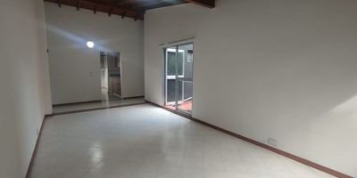 Apartamento exterior en venta cerca a vias principales, rutas de transporte publico, restaurantes, parques, y servicios complementarios de sector, Piso en baldosa, sala comedor, 2 alcobas con baño en la principal, cocina integral cerrada, zona de ropa, balcon, y parqueadero independiente cubierto . Edificio con citofono. Inmuebles sujetos a verificación de disponibilidad.

