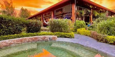 VENTA DE HERMOSA FINCA EN ROZO

Casa principal de una planta de 533 mt2, muy ventilada, fresca, rodeada de amplios corredores, y muchos árboles frutales y ornamentales, acabados en madera chanul, ladrillo artesanal, techo doble altura, cocina tipo americano, tiene cascada o ducha con pileta, 16 cámaras de seguridad, malla eléctrica, entrada con puerta eléctrica, parqueadero cubierto para 2 vehículos y descubierto para 6, cómoda casa para mayordomo, tanque de reserva de agua, zona muy segura.