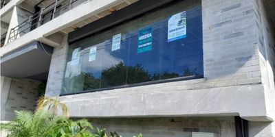 Alquiler de local en La Ceja, Antioquia, con una excelente ubicación en una zona privilegiada. El inmueble cuenta 45 M2 de construcción. Perfecto para establecer tu negocio, este local cuenta con todo lo necesario para garantizar el éxito de tu empresa.

La comodidad está garantizada en este espacio, ya que cuenta con un baño completo, para que puedas trabajar sin preocupaciones. Además, el local cuenta con servicio de agua y electricidad para que no tengas que preocuparte por nada más que por hacer prosperar tu negocio.

La vista panorámica que ofrece este local es inigualable, permitiéndote disfrutar de paisajes naturales y la vibrante vida de la ciudad. Su acceso pavimentado es otro beneficio que te brinda este lugar, asegurando la facilidad de desplazamiento tanto para tus clientes como para ti.

No hay mejor ubicación que esta para tu negocio, ya que se encuentra en una zona social y comercial con una gran presencia de centros comerciales y servicios. Además, está cerca de la zona urbana, permitiéndote tener acceso a todas las comodidades que necesitas.

Los parques cercanos son ideales para que puedas descansar y relajarte en tus ratos libres, mientras que la portería y recepción garantizan la seguridad en todo momento. También se encuentra sobre una vía principal, lo que te permite tener mayor exposición a posibles clientes.

El transporte público cercano te facilita el desplazamiento, tanto para ti como para tus empleados y clientes. Además, la vigilancia constante en la zona 

¡Haz que tu empresa prospere en este local ubicado en una zona residencial y comercial en La Ceja, Antioquia!
