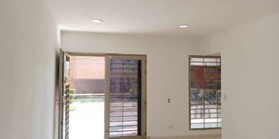 Local disponible para arriendo en Rionegro, Sector el Rosal, Cuenta con un área de 195 M2, cuarto útil, baño, espacio para cocineta, ventanal, parqueadero, cerca a la universidad católica, vías alternas para municipios aledaños, zona tranquila de fácil acceso.