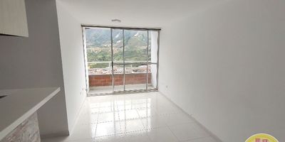 Código: 3415. 9° Piso en edificación de 20 pisos. Acceso al inmueble: Directo a la vía, escalas y ascensor. Alcobas con puertas, baños cabinados y cubierta.