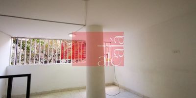 Local en arriendo ubicado en el centro de Medellín, excelente zona comercial cerca del edificio Coltejer, la Avenida Oriental y el Parque Botero. Cuenta con 35m², un baño, cocina sencilla, piso en cerámica, acceso pavimentado y buena seguridad en el sector. Ideal para oficinas, consultorios o comercio. Cercano a colegios, universidades, supermercados, centros comerciales y estaciones de transporte público, lo que garantiza alto flujo peatonal y excelente conectividad en Medellín.