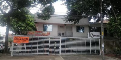 Oportunidad única de inversión! se vende espectacular casa comercial esquinera con  un local comercial en la parte de abajo, y tres apartaestudios en el segundo piso, estratégicamente ubicada. Esta propiedad cuenta con un negocio de  comida   y 3 apartaestudios actualmente rentando, perfectos para generar ingresos adicionales. 
Negocio ideal para inversionistas, ya que genera ingresos tanto por el local como por los apartaestudios. No pierdas la oportunidad de adquirir esta propiedad, que combina rentabilidad, ubicación estratégica