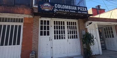 Te ofrecemos esta amplia casa de tres plantas, ideal para quienes buscan comodidad, versatilidad y una excelente ubicación.En el primer piso, encontrarás un local comercial con baño, perfecto para emprendedores, así como un apartaestudio independiente con baño, brindando una excelente opción para rentar o para uso personal.En el segundo piso, disfrutarás de una cómoda sala de estar, un amplio comedor, una moderna cocina, baño social y una terraza con hermosa vista exterior, que ofrece un ambiente ideal para compartir y relajarte. En el tercer piso, se encuentran tres habitaciones, un baño completo y otra terraza con vista exterior, ofreciendo espacios amplios y luminosos.Esta propiedad se destaca por su alto potencial rentable y su ubicación estratégica, con fácil acceso a importantes vías como la Avenida Alsacia y la Avenida Boyacá, facilitando el desplazamiento por la ciudad.¡No pierdas la oportunidad de adquirir esta propiedad que lo tiene todo! Cod: 3602