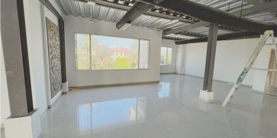 Local comercial en arriendo en segundo piso de centro comercial con excelente ubicación, en principal corredor comercial del Barrio Villa Carolina - Barranquilla. Dotado con ducterias de aire acondicionado en lamina Galvanizada.
